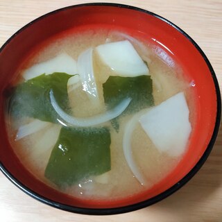 生姜風味☆じゃがいもと玉ねぎとわかめの味噌汁